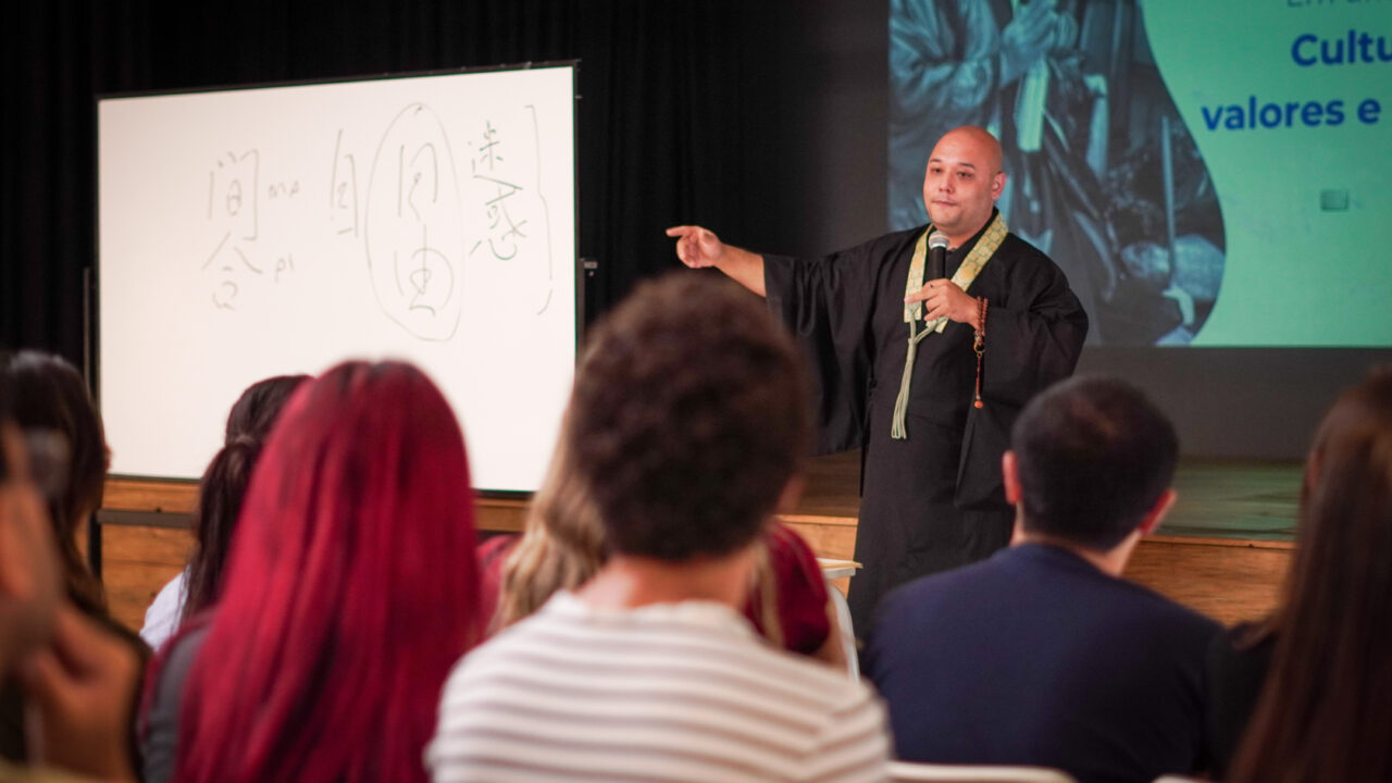 Monge compartilha sabedoria da cultura japonesa em palestra no Colégio Harmonia