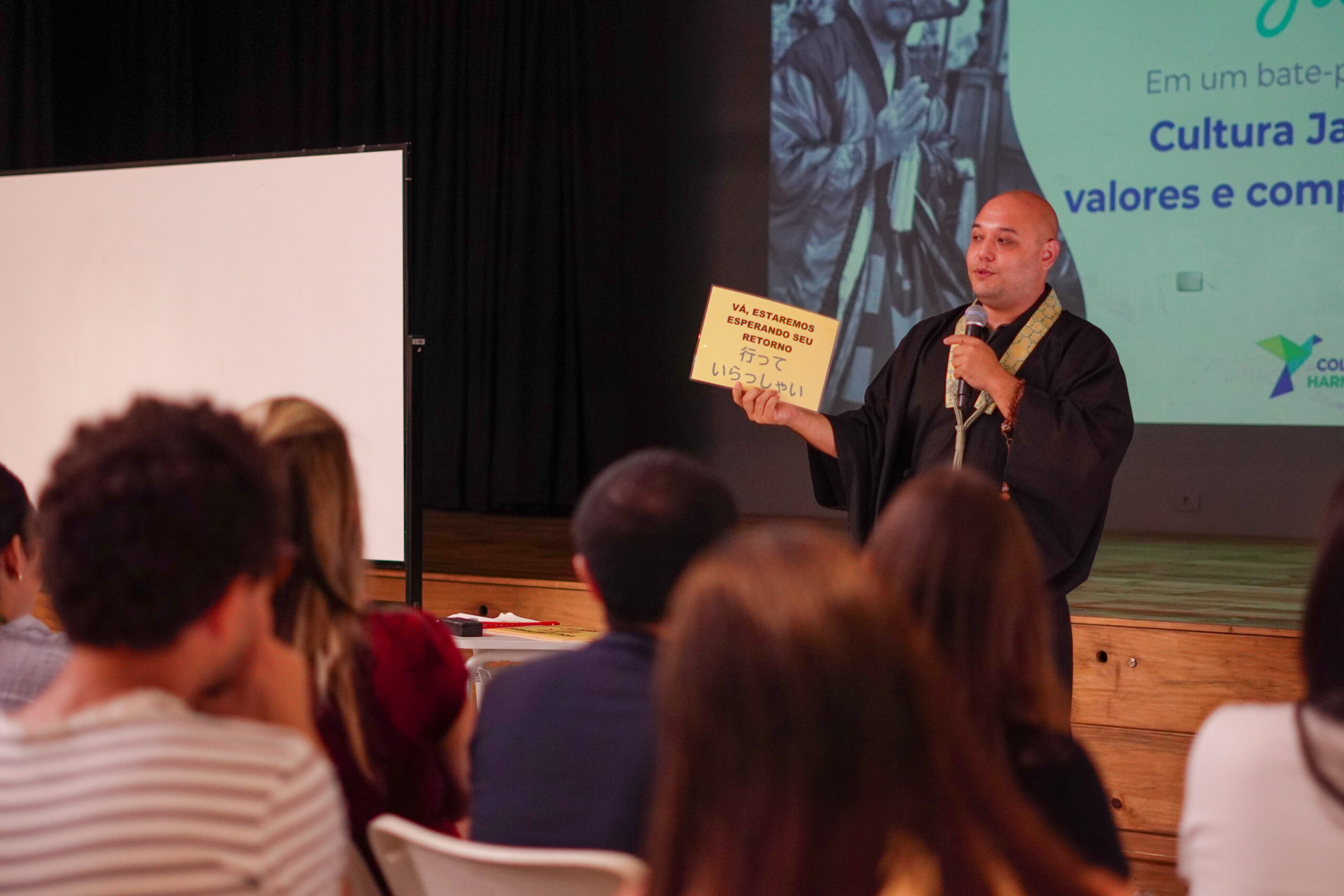 Monge Milton Yamada compartilha sabedoria da cultura japonesa em palestra no Colégio Harmonia